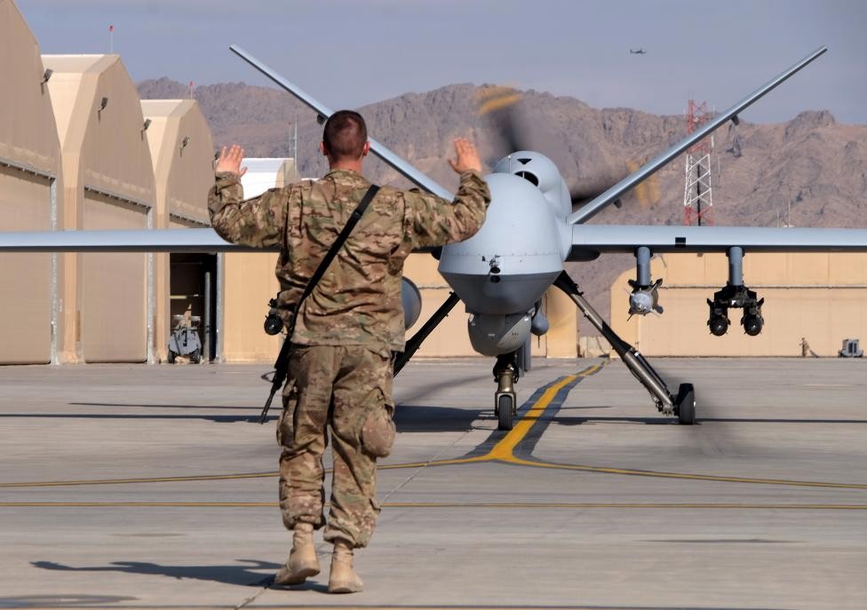 Một chiếc máy bay không người lái MQ-9 hạ cánh xuống đường băng ở căn cứ Kandahar, Afghanistan ngày 9/3/2016. Cuộc chiến  bằng máy bay không người lái (drone) của Mỹ ở Afghanistan ngày càng có chiều hướng gia tăng.